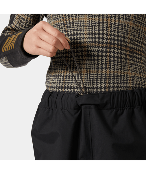 Detail stahování  v pase na membránových kalhotech Helly Hansen v černé barvě.