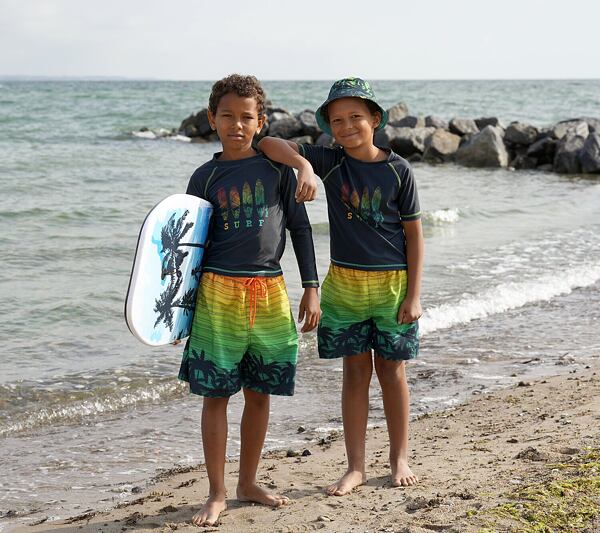 Chlapecké UV kraťasy Playshoes Surf 5 Dětské UV tričko Playshoes Surf - dlouhý rukáv Dětské UV tričko Playshoes Surf - krátký rukáv Dětský UV klobouk Playshoes Surf oboustranný