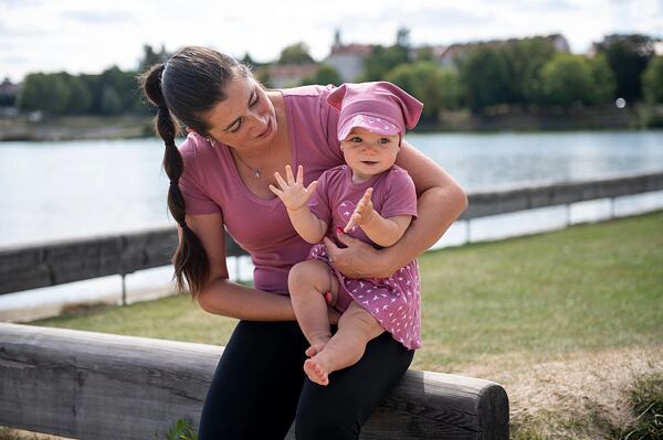 Máma s dítětem UV oblečení Little Angel a Baridi wear
