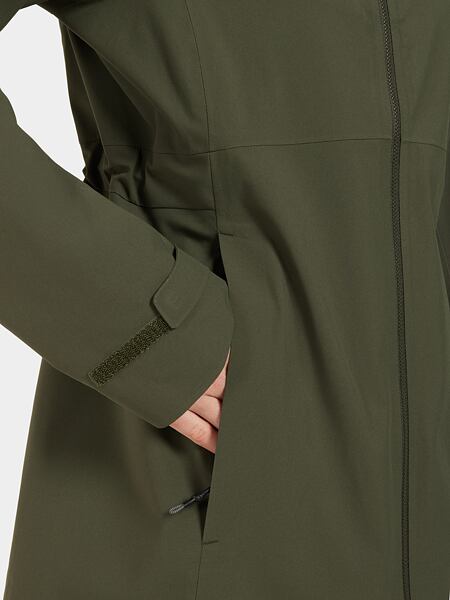 Dámská outdoorová parka Bea v detailu na kapsu a stahování rukávu na suchý zip