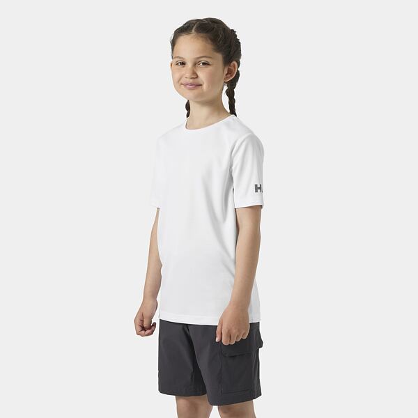 Dívka v bílém Helly Hansen UV tričku v minimalistickém designu.