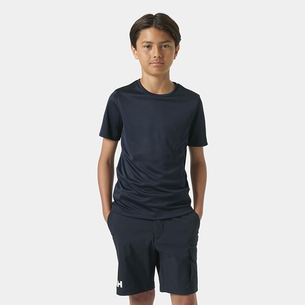 Chlapec v modrém Helly Hansen UV tričku v minimalistickém designu.