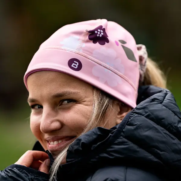 Růžová sportovní čepice s květinami