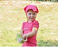 Dětský UV šátek s kšiltem Little Angel Outlast® tenký Kytičky - jahodová 2