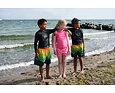 Chlapecké UV kraťasy Playshoes Surf 9 Dětské UV tričko Playshoes Puntíky - dlouhý rukáv Dětské UV tričko Playshoes Surf - dlouhý rukáv Dětské UV tričko Playshoes Surf - krátký rukáv Dětský UV klobouk Playshoes Surf oboustranný Dívčí UV kraťasy Playshoes Puntíky