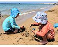 Dětské UV tričko AquaKiddo dlouhý rukáv protection shirt Cars  10 Dětská UV čepice SplashAbout pirát s kšiltem Krokodýli Dětské UV tričko Playshoes Dinosauři ocher - dlouhý rukáv Dětský UV klobouk Playshoes Dinosauři oboustranný