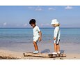 Dětské barefoot boty do vody Playshoes Surfbus 5 Dětské UV tričko Playshoes Surfbus - krátký rukáv Chlapecké UV kraťasy Playshoes Surfbus Dětské UV tričko Playshoes Surfbus - dlouhý rukáv Dětský UV klobouk Playshoes Surfbus oboustranný Dětský plavecký set s UV Playshoes Surfbus