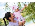 Dětský UV šátek s kšiltem Little Angel Outlast® tenký Kytky - růžová baby 2
